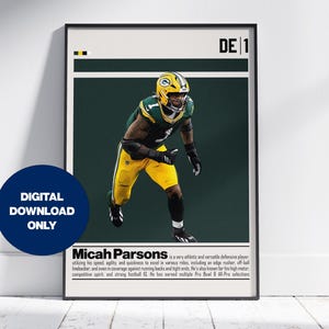 Può includere: Stampa digitale incorniciata raffigurante un giocatore di football americano in verde e giallo. L'immagine include il testo "DE 1" e "Micah Parsons". Un cerchio blu con la scritta "SOLO DOWNLOAD DIGITALE" è in basso a sinistra.