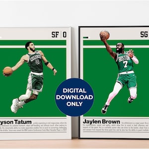 Puede incluir: Dos impresiones digitales de jugadores de baloncesto de los Boston Celtics, Jayson Tatum y Jaylen Brown, con uniformes verdes y blancos. Las impresiones presentan un diseño retro con un fondo verde y texto blanco. El texto incluye los nombres de los jugadores, sus posiciones y sus números de camiseta.