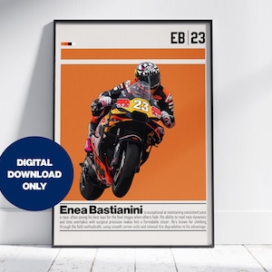Könnte beinhalten: Gerahmtes Poster mit einem Motorradrennfahrer in Aktion, Nummer 23 auf dem Motorrad. Der Hintergrund ist orange, mit dem Text "EB 23" oben. Ein blauer Kreis mit "DIGITAL DOWNLOAD ONLY" ist ebenfalls vorhanden.