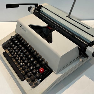 Máquina de escribir portátil vintage Triumph Adler Gabrielle 32, máquina de escribir retro de 1976 con teclas suaves, máquina de escribir QWERTZ completamente funcional