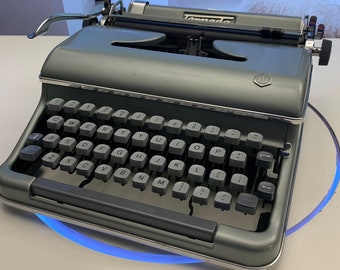 Mint Condition 1954 Torpedo Model 18 Typewriter - A Timeless Classic for Collectors and Enthusiasts