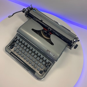 Máquina de escribir vintage Torpedo modelo 18 de carro ancho, 1960. Máquina de escribir portátil alemana de alta calidad, máquina de escribir en excelentes condiciones de funcionamiento.