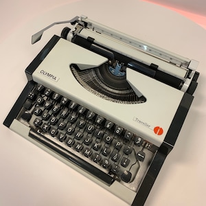 Máquina de escribir portátil Vintage Olympia Traveler, máquina de escribir alemana de diseño retro de 1978, cómoda máquina de escribir de trabajo