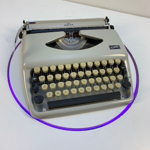 Máquina de escribir vintage Adler Tippa, máquina de escribir premiada con diseño retro de los años 70, máquina de escribir alemana de calidad y totalmente funcional de 1971.