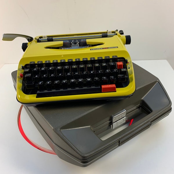 1978 Charming Vintage Vendex 1500 TR Typewriter in Lemon Yellow - "The Perfect Blend of Retro Design and Modern Functionality"