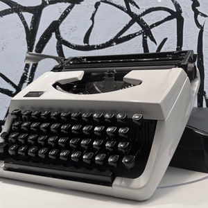 Hermosa máquina de escribir portátil Vintage Vendex 100, 1982 Máquina de escribir de diseño retro en funcionamiento, máquina de escribir sólida de metal de los años 80