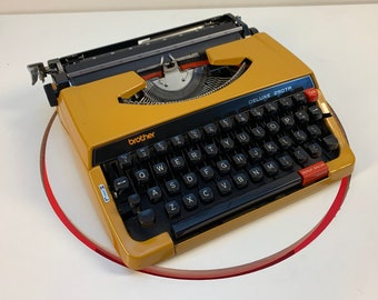 Retro Chic: splendida macchina da scrivere Brother 250TR Deluxe color mango: una delizia vintage degli anni '70