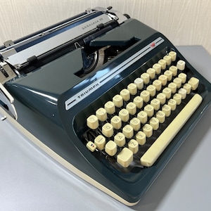 Máquina de escribir portátil vintage Triumph Gabriele 35 verde oscuro, 1975 Hermosa máquina de escribir conservada en buen estado de funcionamiento, máquina de escribir alemana