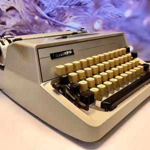 Vintage Triumph Gabriele 25 Typewriter (1972) – Four-Star Condition, Almost Like New