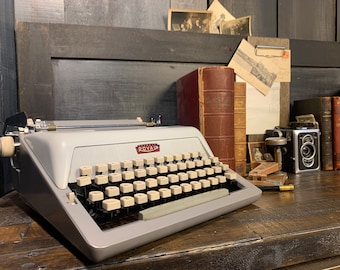 Jahrgang 1961 Royal DELUXE 425 Schreibmaschine – halb tragbar, Metallkonstruktion, niederländische Handwerkskunst“