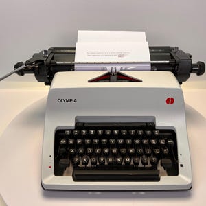 Máquina de escribir Olympia SG3 vintage de 1984: construcción excepcional y característica financiera poco común
