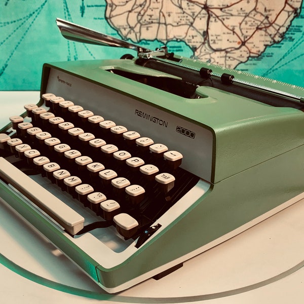 Cool Vintage 1967 Sperry Rand Remington 2000 Typewriter in Moss Green