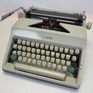 Máquina de escribir vintage Olympia SM8 1965. Diseñada para durar, lista para cualquier espacio. Buena máquina de escribir retro en funcionamiento