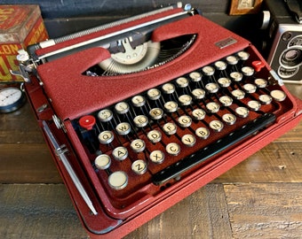 Jahrgang 1948 Gossen Tippa Schreibmaschine in Bordeauxrot – seltenes Fundstück mit US-QWERTY-Tastatur