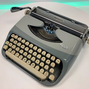 Máquina de escribir portátil Royal Light vintage, máquina de escribir QWERTY retro de 1959, máquina de escribir de diseño holandés completamente funcional y en buen estado.
