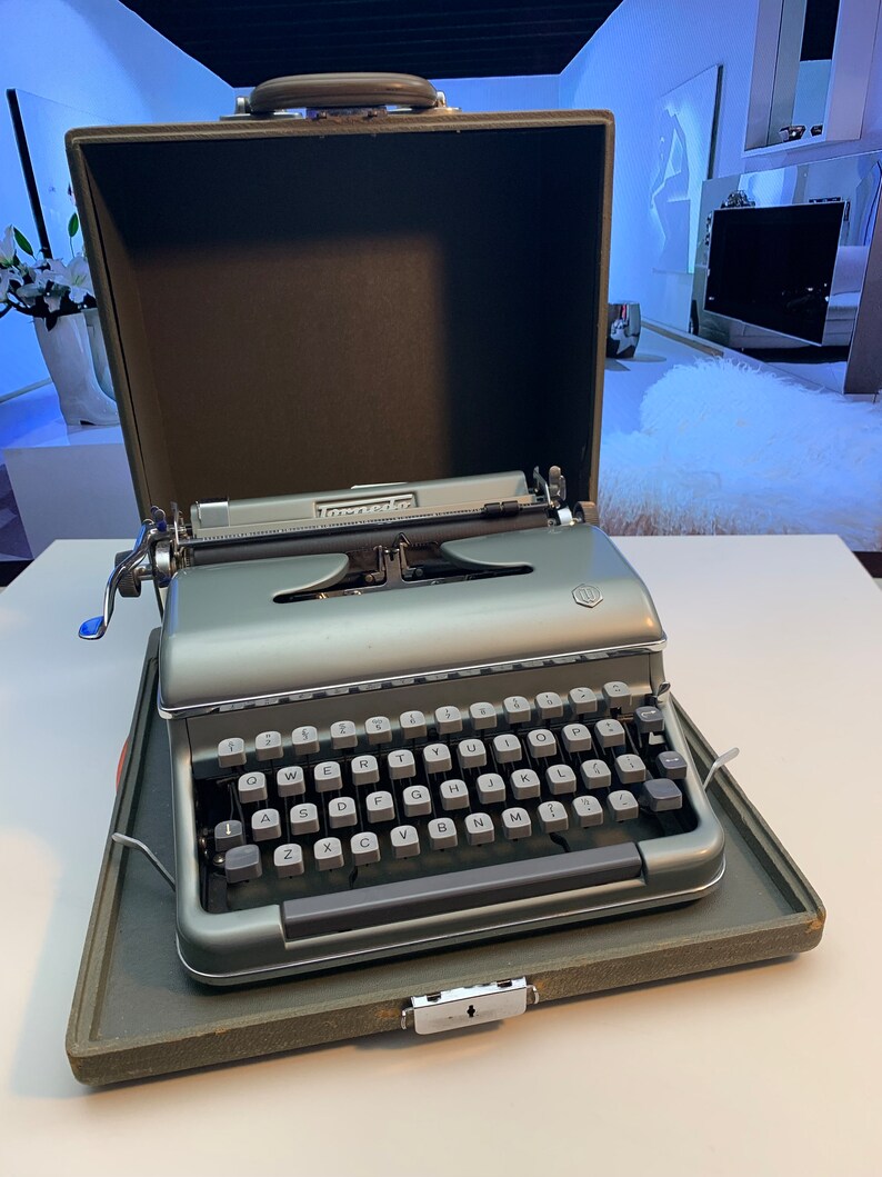 Mint Condition 1954 Torpedo Model 18 Typewriter A Timeless Classic for