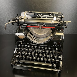 Máquina de escribir antigua de escritorio Olympia modelo 8 (número de serie 796952), funcional, revisada y limpia, con 3 estrellas, 1947