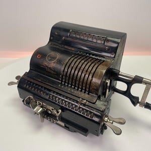 Calculadora de ruedas de molino Brunsviga System Trinks, color negro, ca. 1920