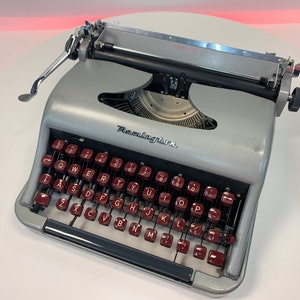 Máquina de escribir vintage Remington Cicero gris pistola, 1955, retro, ligera, cómoda, construcción totalmente metálica y totalmente funcional.