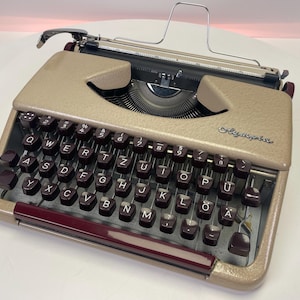 Olympia Splendid 33 Portable Typewriter – 1960s – Gold & Bordeaux Red Keys