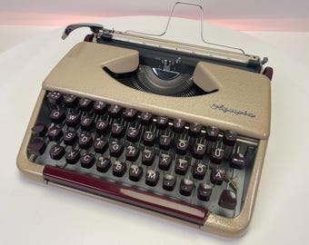 Olympia Splendid 33 Portable Typewriter – 1960s – Gold & Bordeaux Red Keys