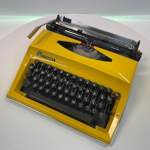 Máquina de escribir portátil vintage Triumph Contessa de lujo, máquina de escribir alemana retro amarilla de 1978, máquina de escribir ligera y totalmente funcional