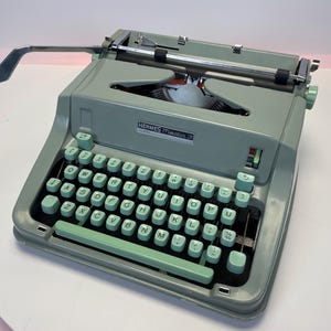 Máquina de escribir Vintage Hermes Media 3 (1967) - Fuente cúbica - Diseño verde retro icónico