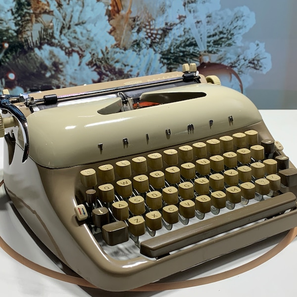 Beautiful two-tone Triumph Perfekta portable typewriter 1961