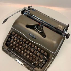 Máquina de escribir vintage Triumph Perfekt: teclas marrones elegantes y a juego.  Máquina de escribir portátil de calidad alemana de 1952