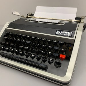 Vintage Gorgeous Olivetti Lettera DL Portable Typewriter, Italia design typing machine, 1974 comfortable good working Retro Typewriter