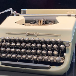 Rara máquina de escribir Swissa Junior: máquina de escribir QWERTY de estilo vintage y elegante, de 1958. Máquina de escribir portátil, de calidad retro y funcional.