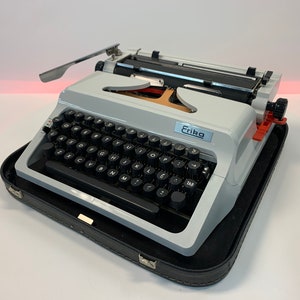 Máquina de escribir portátil vintage Erika modelo 44, máquina de escribir retro de 1984, completamente operativa y en condiciones casi perfectas, máquina de escribir poco común.