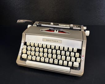 Macchina da scrivere Brother JP1 vintage funzionante, tastiera QWERTY, pronta all'uso, anno 1968, condizioni 4 stelle, con custodia originale.