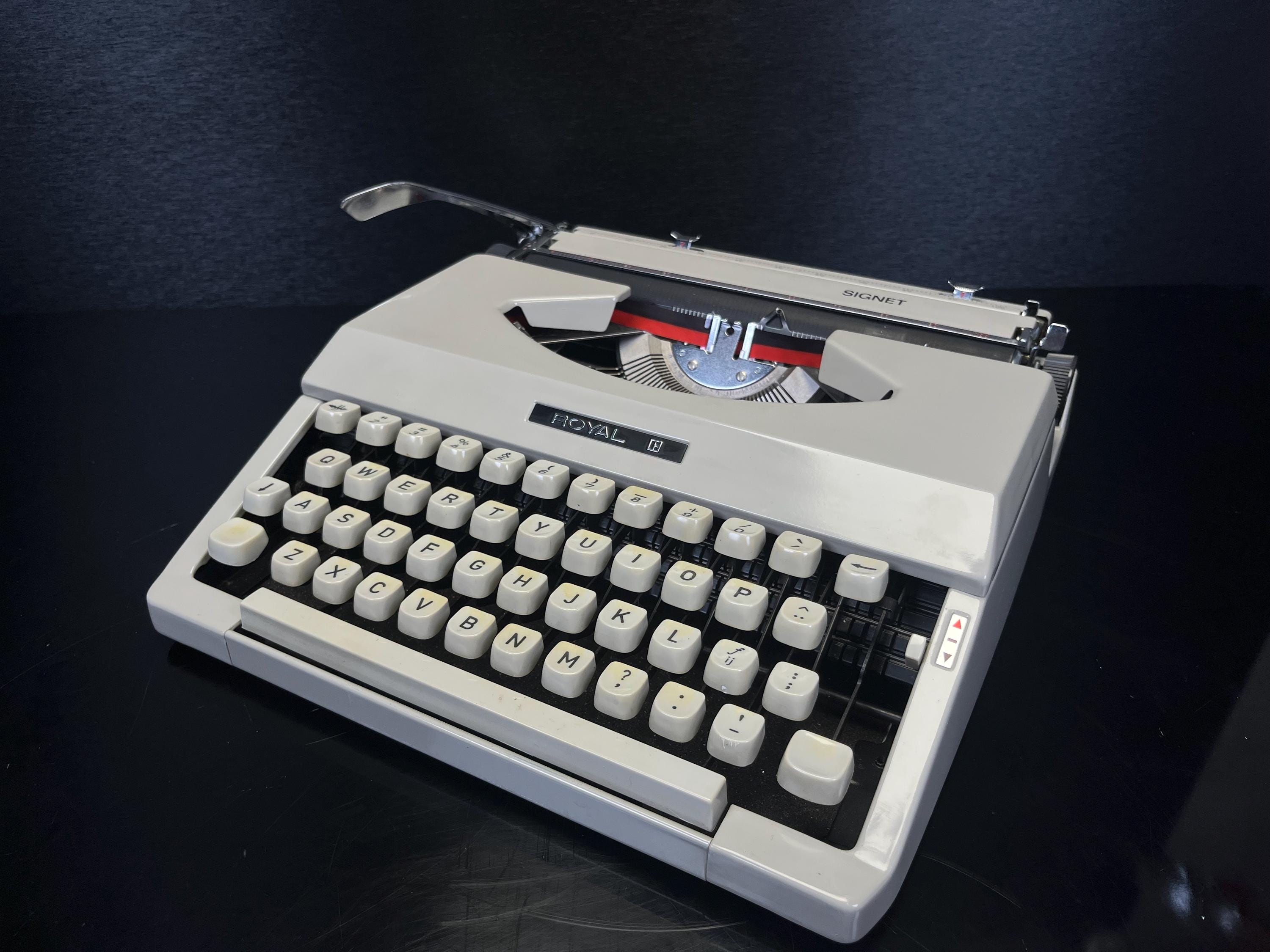 ヴィンテージ ロイヤル シグネット ポータブル タイプライター、1973年