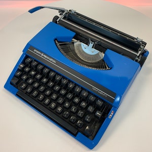 Máquina de escribir portátil vintage Remington 10/20 azul, 1970, máquina de escribir retro, compacta y ligera, totalmente operativa y en buen estado de funcionamiento.