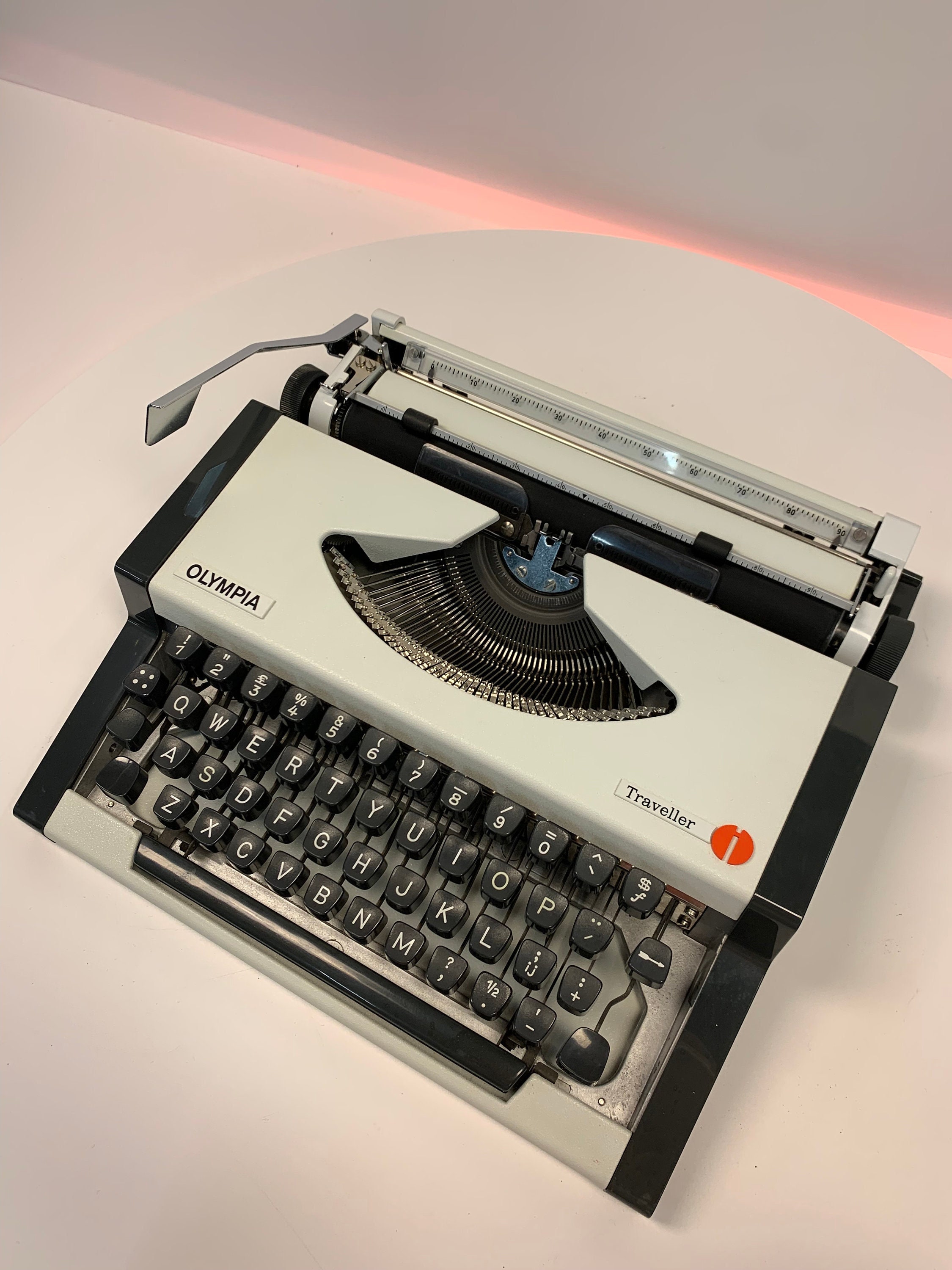 カリフォルニア様 Vintage Olympia Traveler Portable Typewriter, 1978 Retro