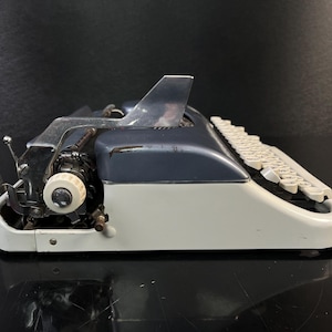 Japy Script Vintage Typewriter, QWERTY, (No.407466), Functional, Serviced and Cleaned Typing Machine, 4* -Star Condition image 5