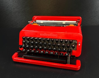 タイプライター オリベッティ バレンタイン、1970s　スペイン製　動作品 象徴的な1970年製オリベッティ バレンタインSタイプライター - Etsy 日本