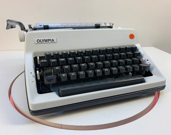 1973 White Olympia SM9: The Quintessential Typist's Companion