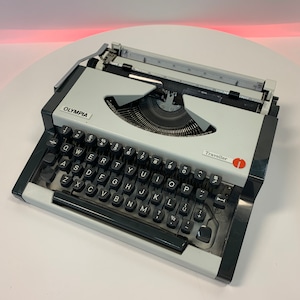 Máquina de escribir de viajero Olympia vintage, diseño clásico blanco y negro, máquina de escribir, 1979, excelente estado, máquina de escribir retro en buen estado de funcionamiento.