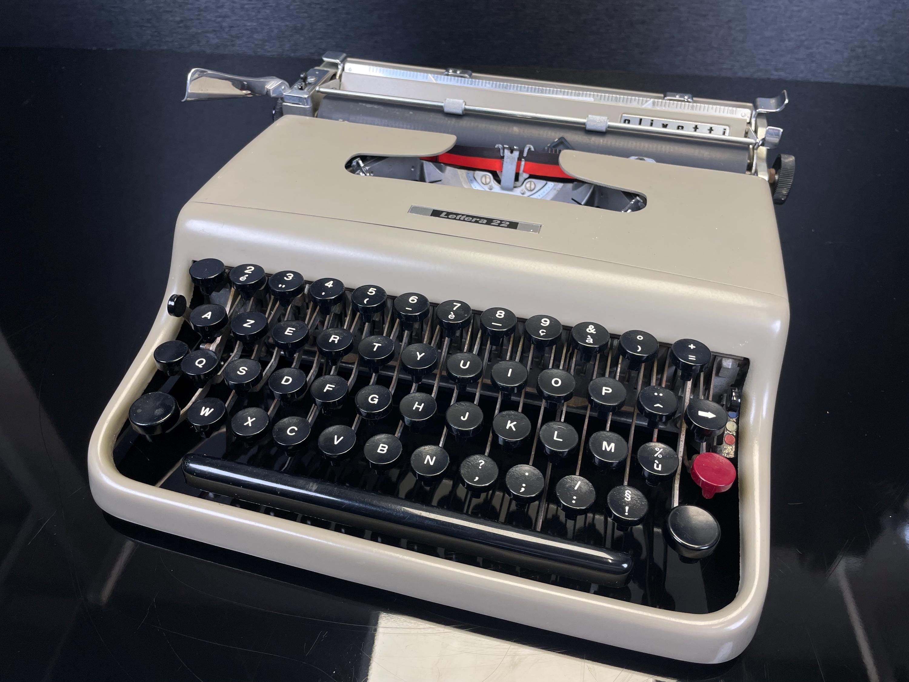 スペイン製　Olivetti lettera 32 タイプライター　ケース付き 本革ポータブルタイプライターケース｜タイプライター専門店の