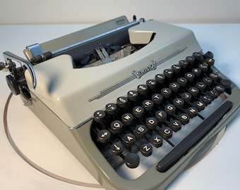 Rare Swissa Junior Typewriter - Vintage Elegance, Serial No. 133922" 1958. QWERTY!