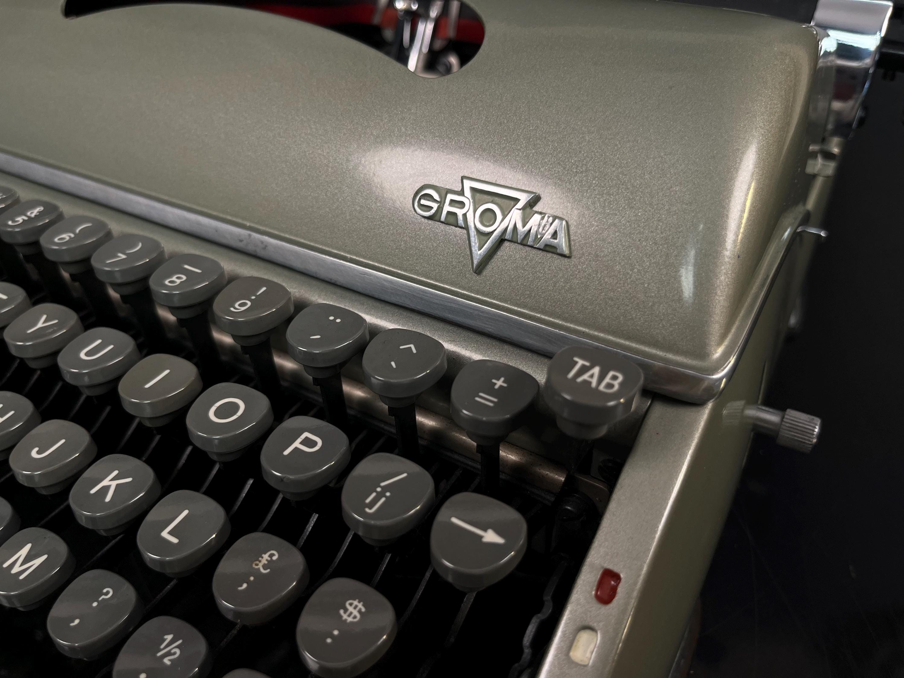 エレガントなスタイルのGroma Model 'T'タイプライター、QWERTY配列