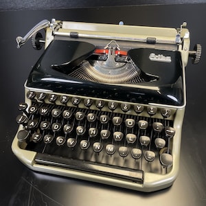 Máquina de escribir Erika 11 (N.° de serie: 2031246), totalmente funcional, con mantenimiento y limpieza, estado de 3 estrellas, con estuche y manual.