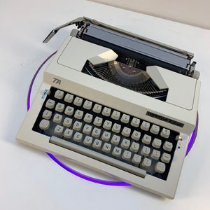 Macchina da scrivere vintage Triumph Contessa 2 de Luxe, macchina da scrivere dal design retrò, completamente funzionante, macchina da scrivere portatile perfetta per l'uso quotidiano del 1972.