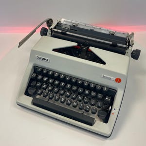 Máquina de escribir portátil Olympia Monica vintage, experiencia de escritura retro de alta calidad de 1976, calidad alemana, construcción robusta, excelente máquina de escribir