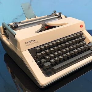 Macchina da scrivere vintage Olympia Monica de Luxe, 1968. Funzionalità retrò. Design elegante. Tasti lisci. Deliziosa esperienza di digitazione.
