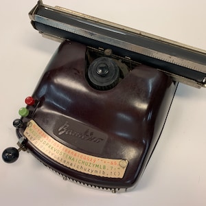 Máquina de escribir vintage Bambino Index, máquina de escribir compacta clásica de color marrón baquelita, 1954. Rara máquina de escribir retro ligera.