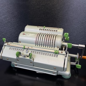 Vintage Schubert Rastatt Model DRV Mechanical Pinwheel Calculator, 1960s, No. 155980, Teal Colour with Green Knobs, Working 3 Star Condition