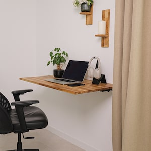 Bureau Murphy pliable en chêne : poste de travail pour ordinateur portable peu encombrant